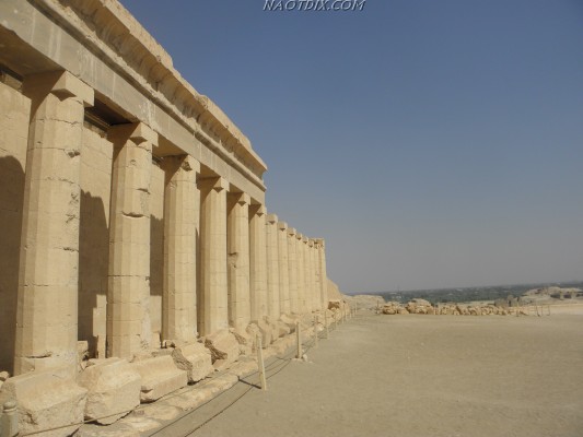 Колонны на террасе Храма